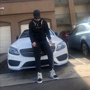 Scammer. Youngdb501 selling fake Louboutin